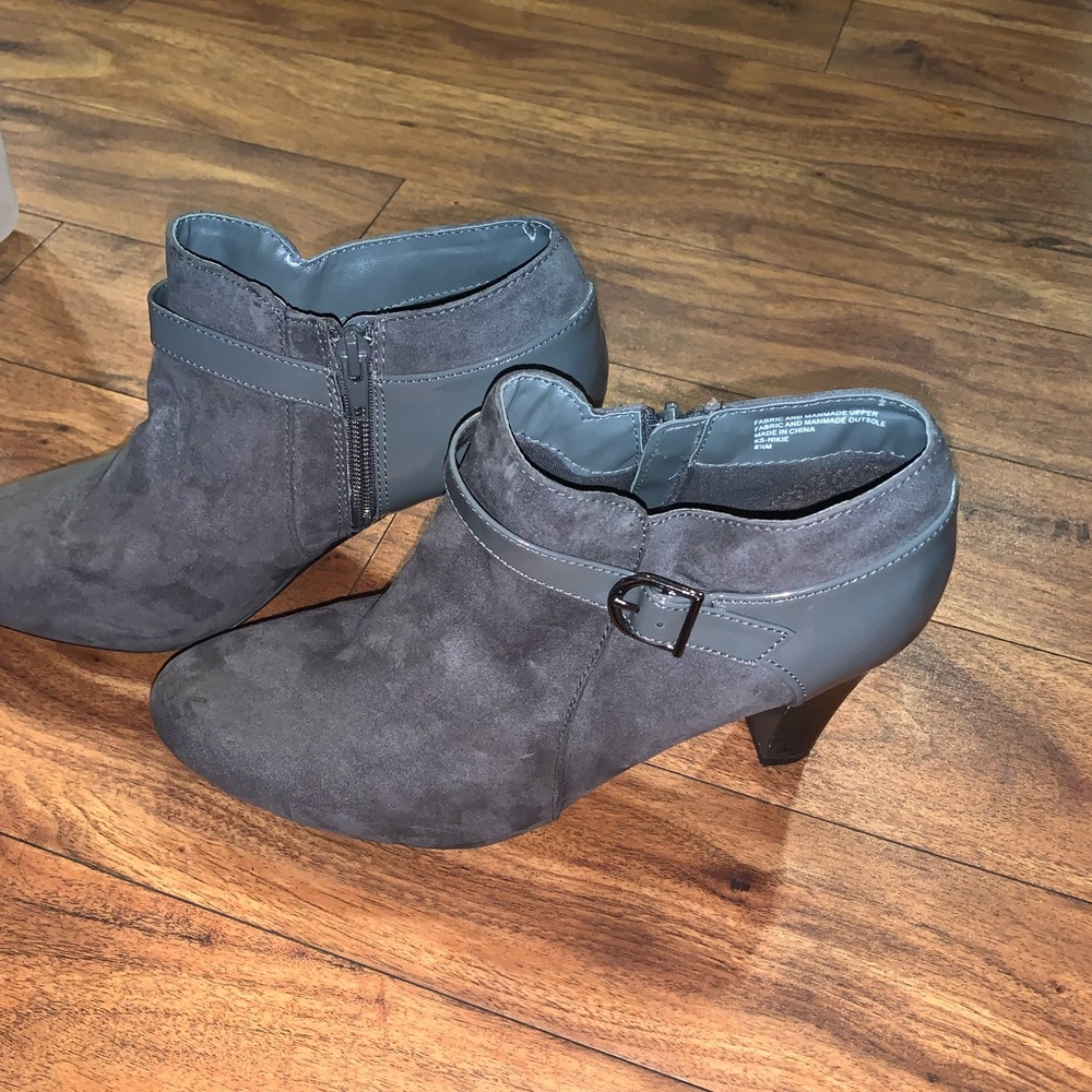 8.5 Karen Scott gray heeled booties